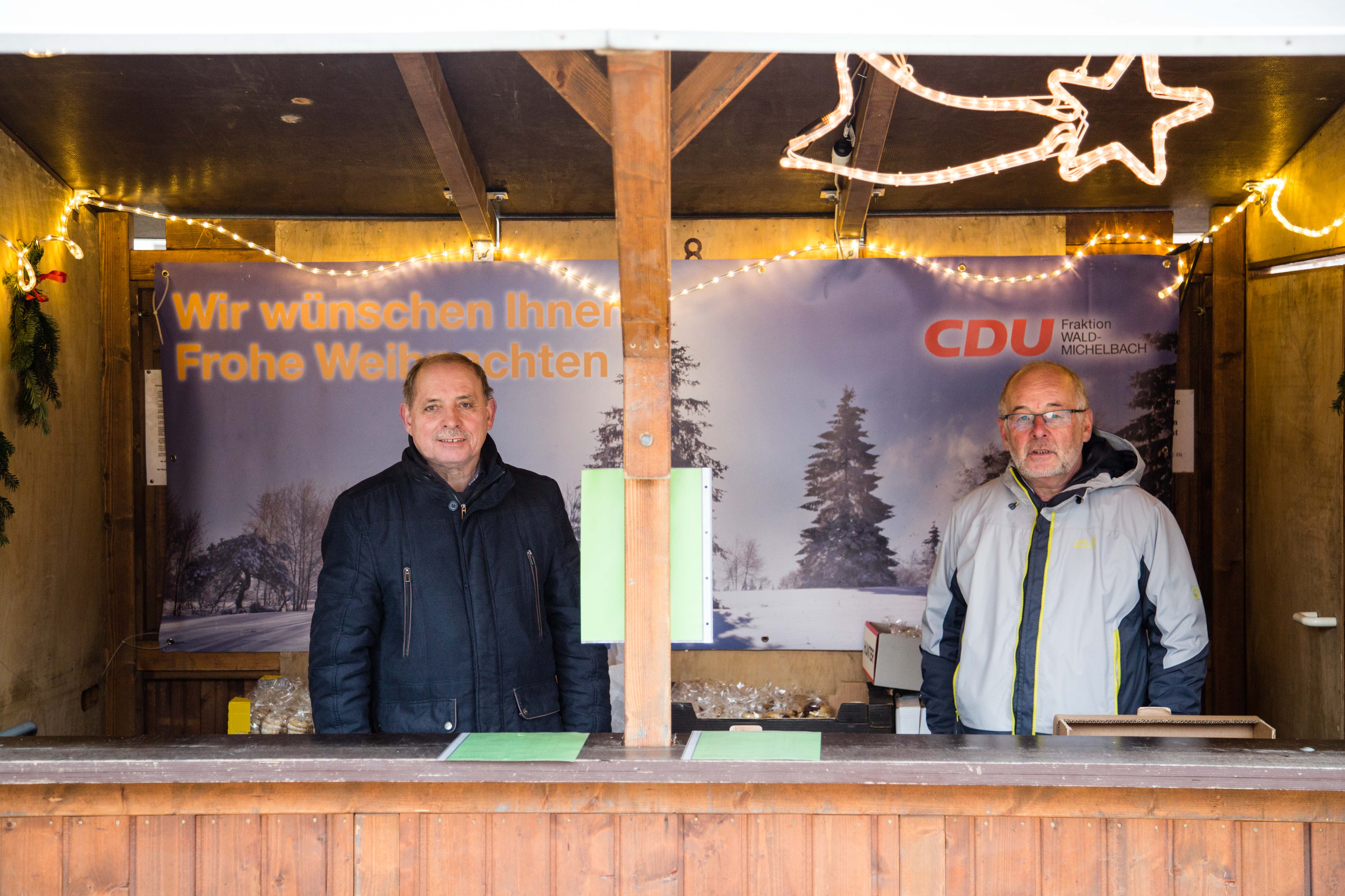 Dieter Kunkel und Manfred Gölz beim Weihnachtsgebäckverkauf