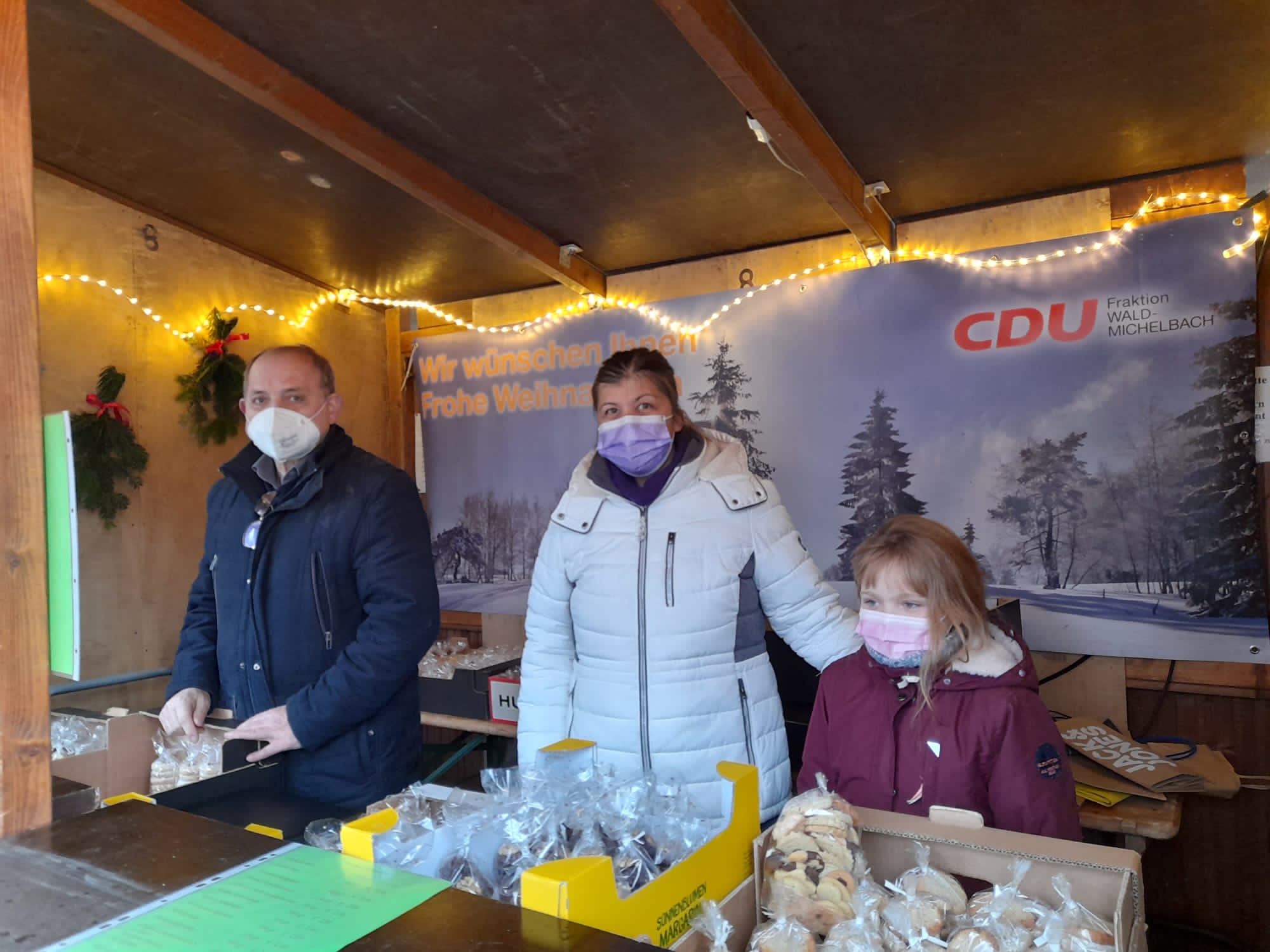 Katharina mit Tochter und Dieter Kunkel beim Weihnachtsgebäckverkauf